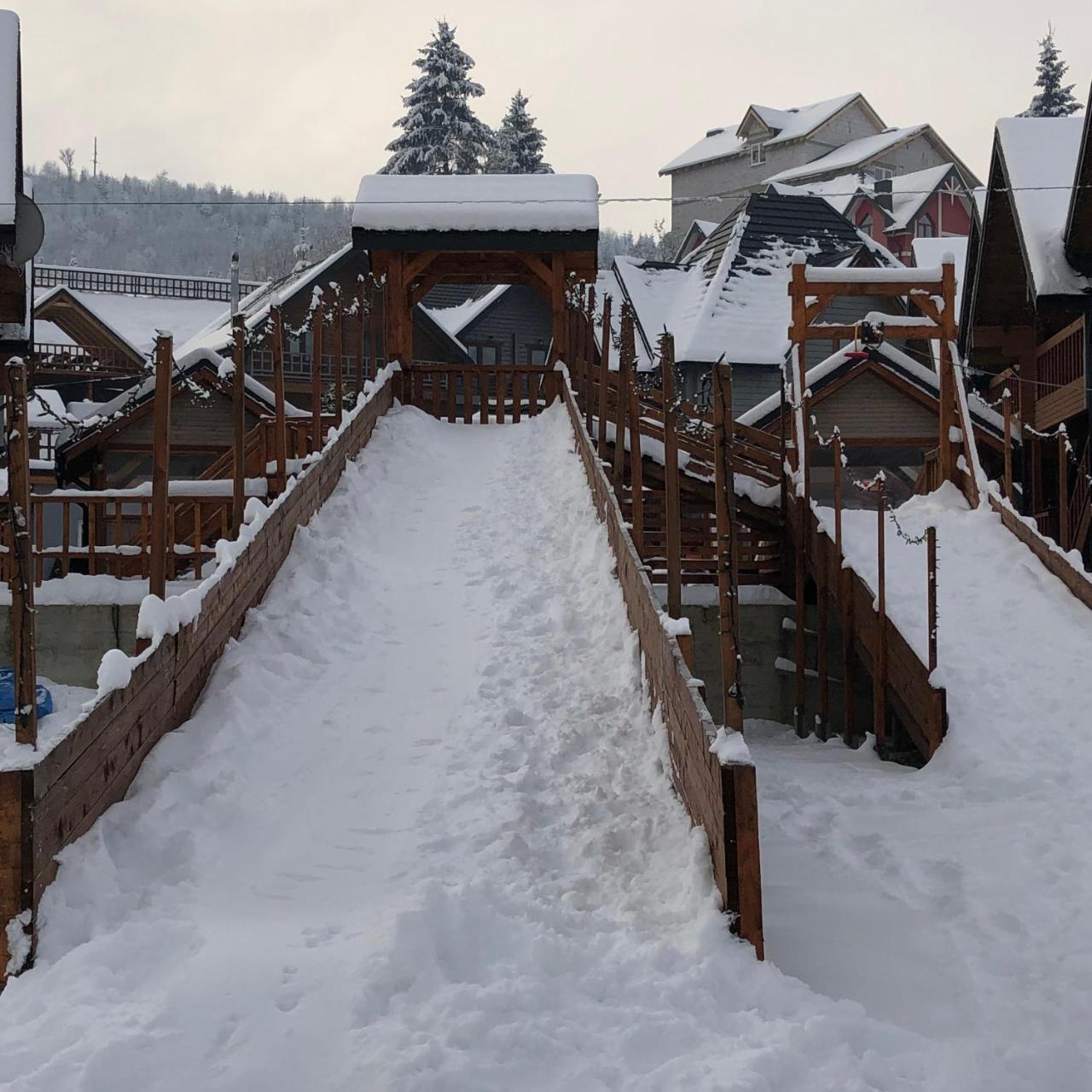 Family Hotel Kaskad Bukovel Extérieur photo