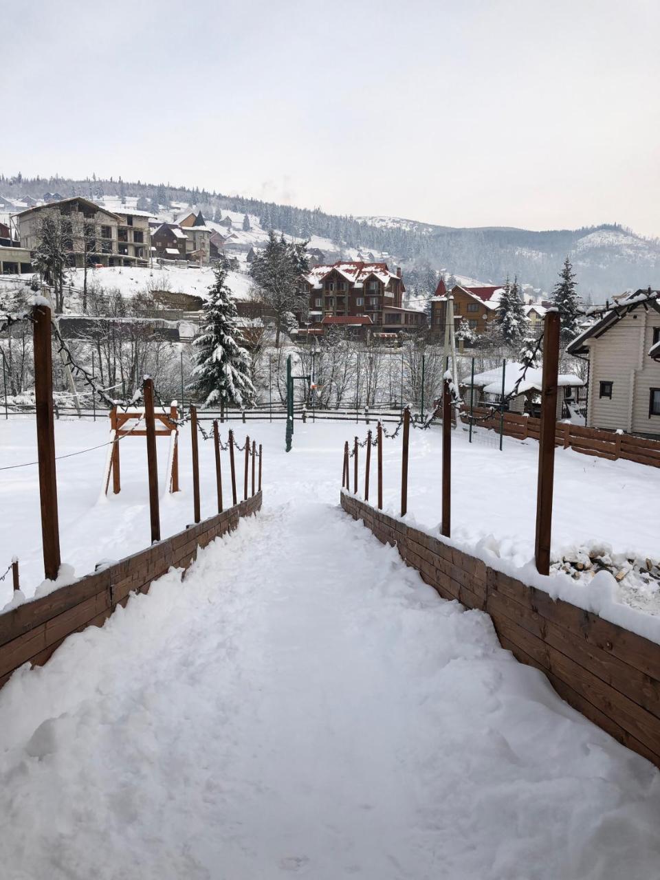 Family Hotel Kaskad Bukovel Extérieur photo